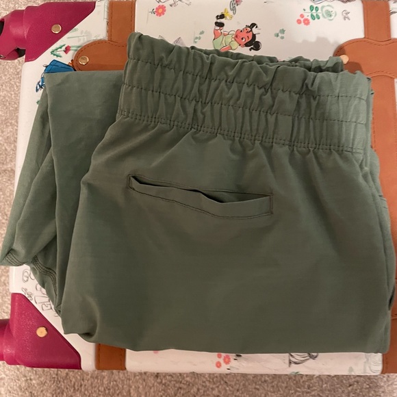 Fabletics medium windbreaker pants in olive army sage green - Picture 2 of 4
